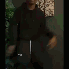 Un jeune homme danse en secouant les mains