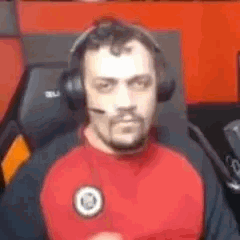 TheKairi78 poing serré avec un air sérieux, puis sourit et fait un signe de victoire/salutation