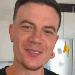 AD Laurent sourit largement puis s'arrête brutalement de sourire