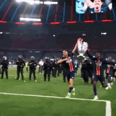 Equipe du PSG qui court et célèbre sur le terrain