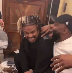 Naza et son groupe d'amis rigolent fort