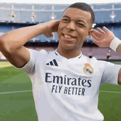 Kylian Mbappé qui fait une danse kawai/mignonne