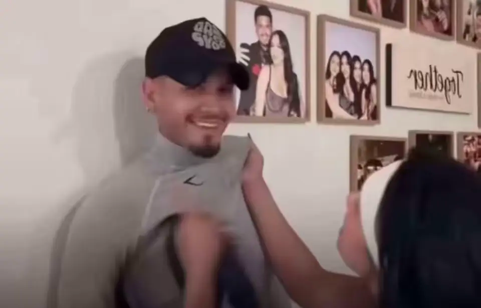 Un homme sourit pendant que sa copine l attrape par le col