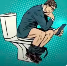 Un homme consulte son smartphone assis sur les toilettes