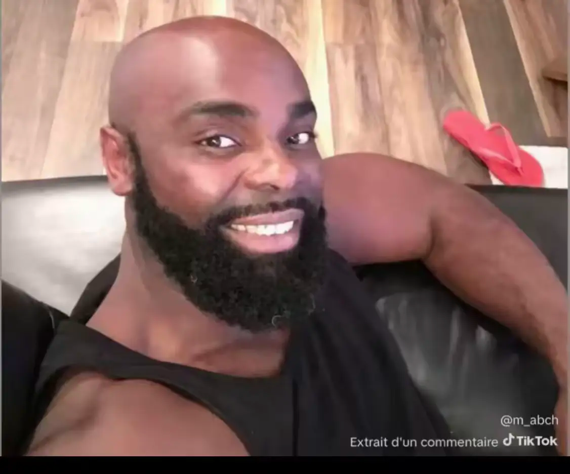 Kaaris chauve sourit allongé sur un canapé