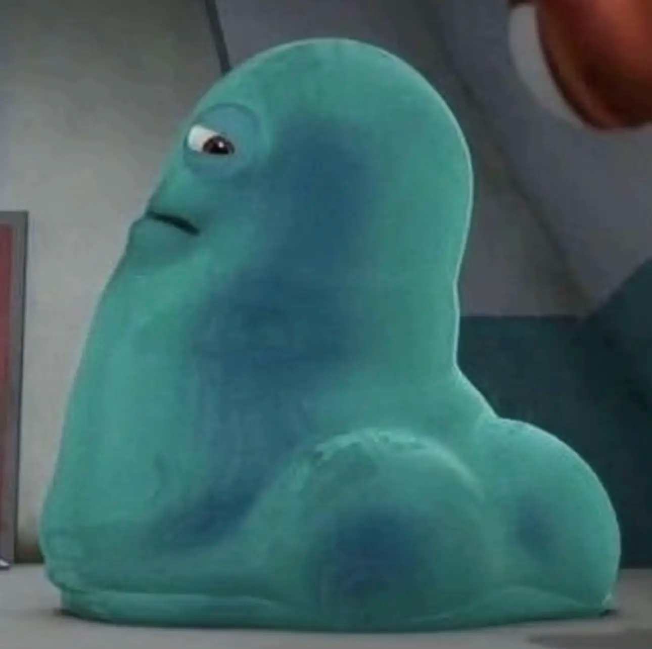 Bob le Blob prend une pose suggestive, montre son cul