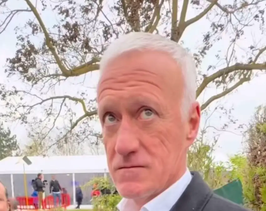 Didier Deschamps regarde vers le haut avec un air dubitatif