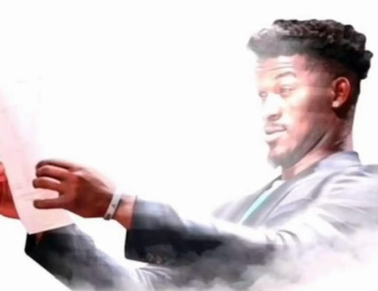 Jimmy Butler regarde une feuille d'un air choqué