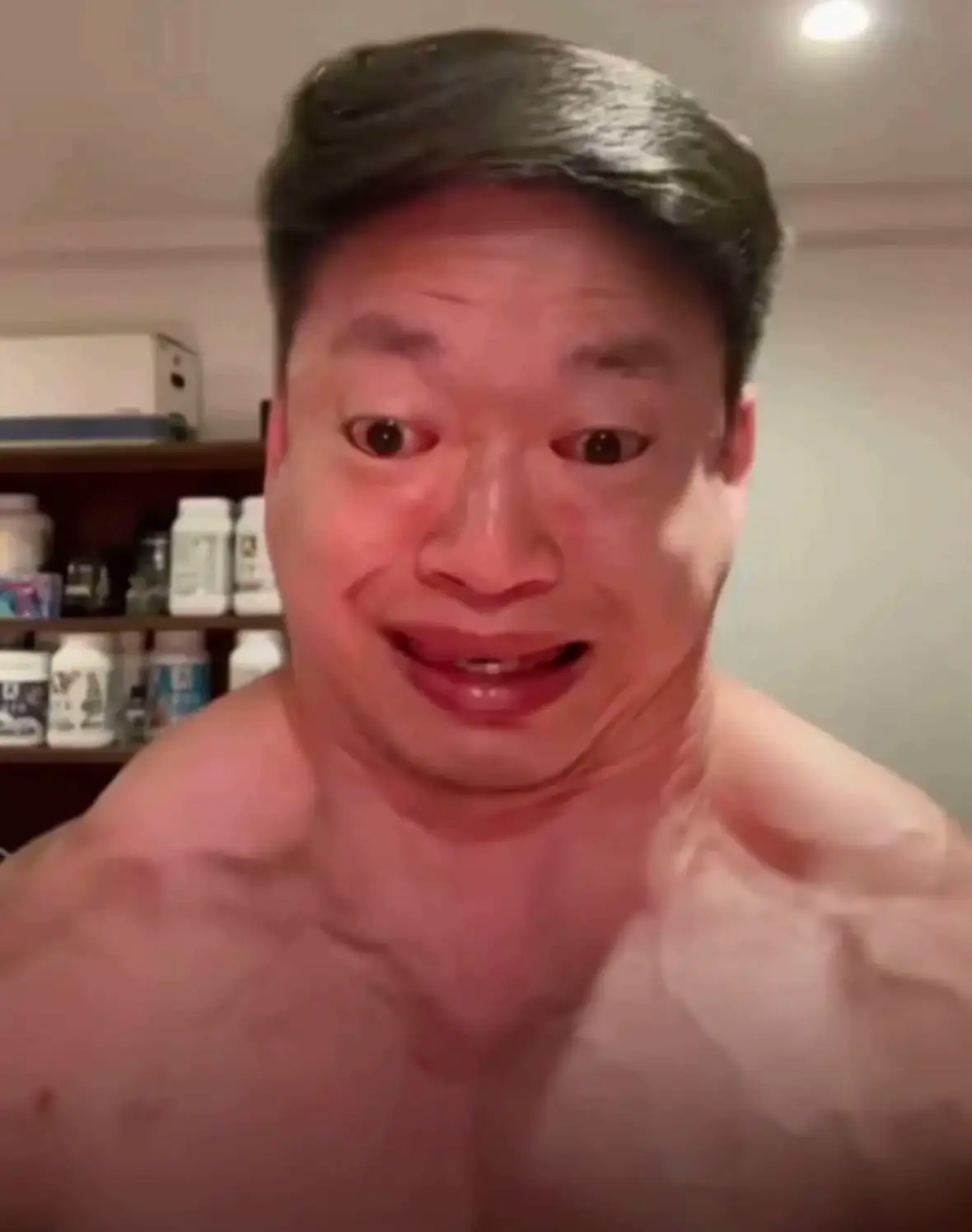 Un homme musculeux grimace intensement face camera