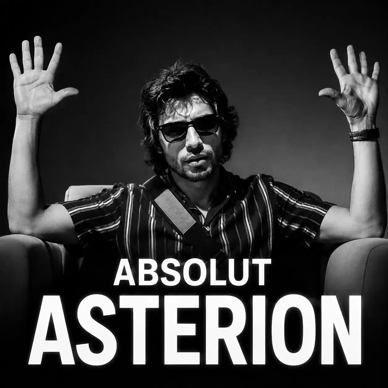 Asterion leve les mains en l air - Absolut Asterion