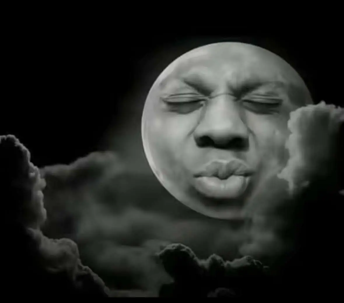 Une lune au visage de IShowSpeed qui fait une grimace