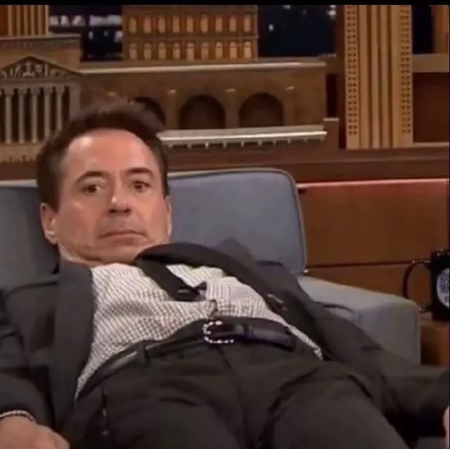Robert Downey Jr. s'allonge sur un fauteuil de talk-show