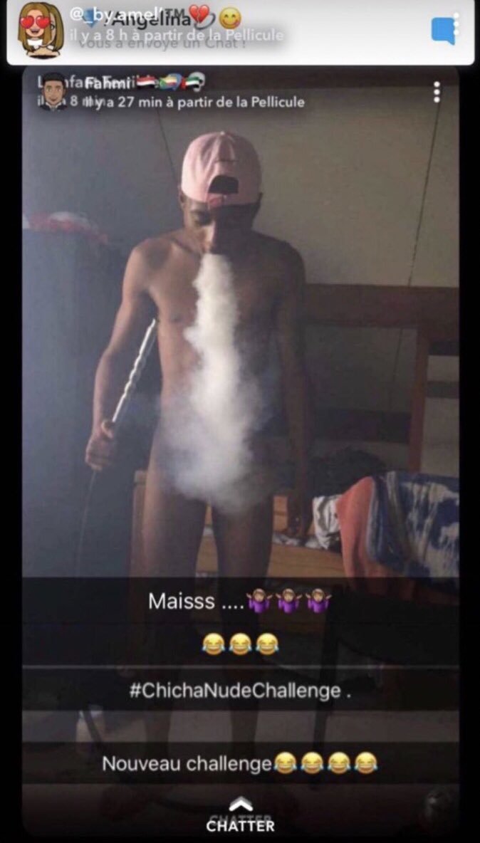 snapchat - Un homme nu recouvre son sexe avec la fumee d'une chicha #ChichaNudeChallenge