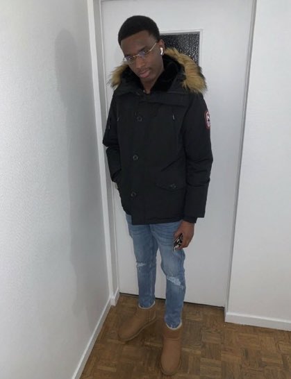 Jeune homme posant en doudoune et bottes Ugg pour exposer sont flow incroyable