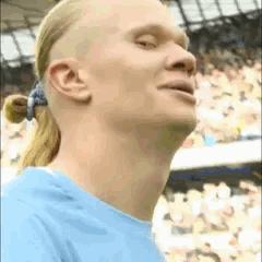 Erling Haaland qui fait un sourire en coin à la caméra