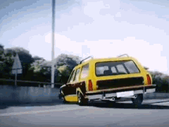Richard Watterson sort brusquement d'une voiture en marche