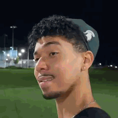 Un jeune homme fait une grimace de scepticisme