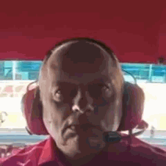 Transition rapide entre un ingénieur de Formule 1 et IShowSpeed qui prie de se retenir de rire