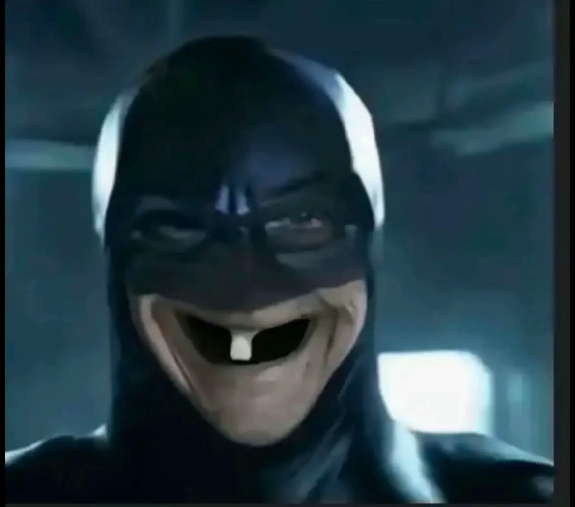 Batman fait un sourire débile avec qu'une seul dent