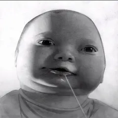 Un bébé regarde fixement avec un fil de bave