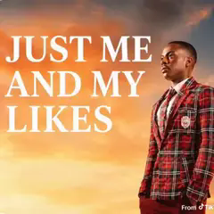 Un homme pose en costume devant le texte Just me and my likes