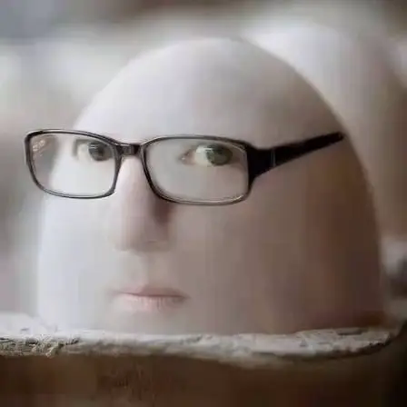 Un œuf chauve porte des lunettes de vue