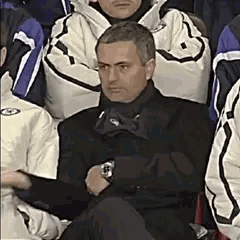 José Mourinho serre la main de trois personnes sans les regarder