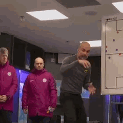 Pep Guardiola gesticule frénétiquement en donnant ses consignes tactiques