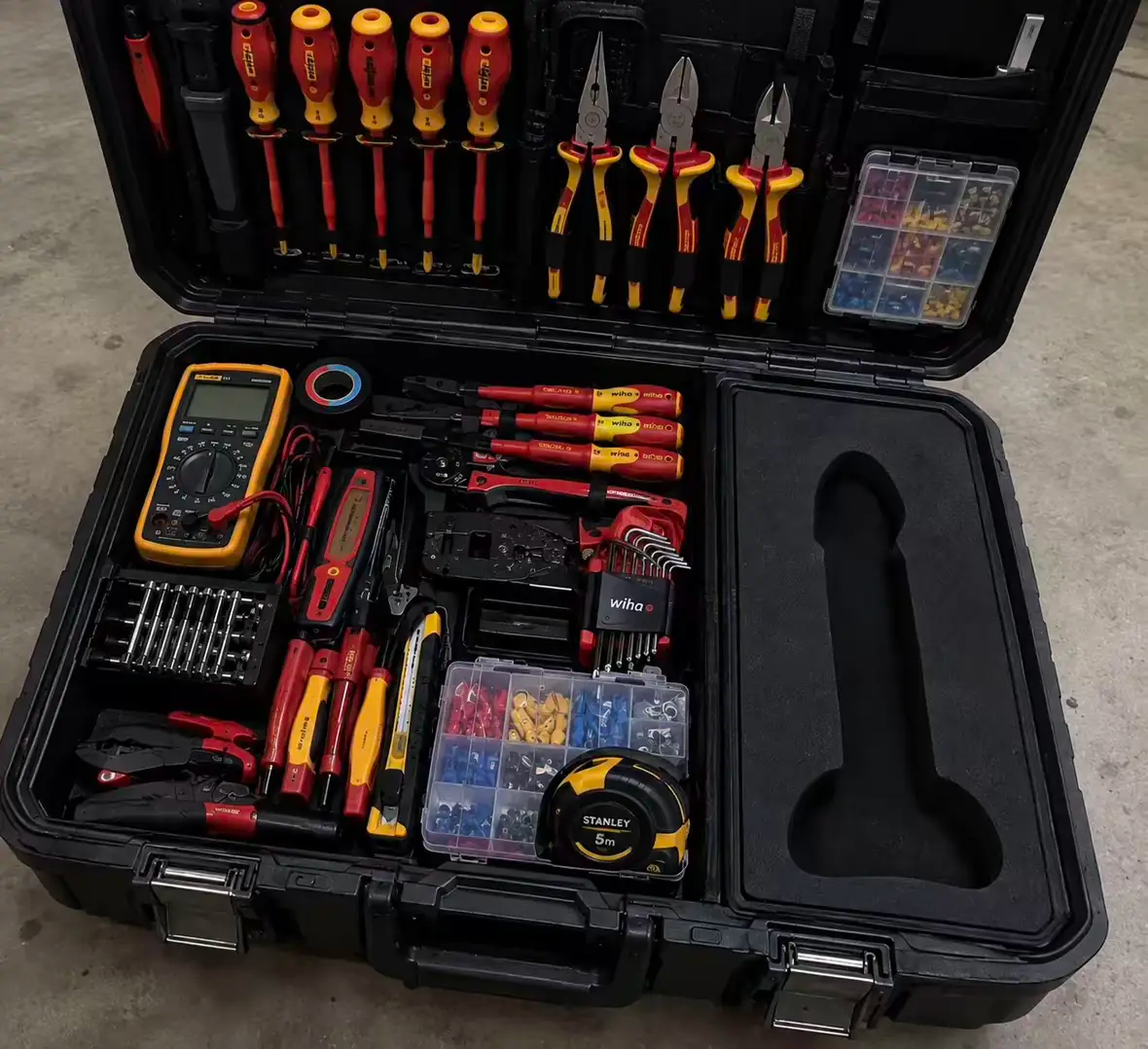 Une boite a outils d electricien avec un emplacement pour dildo/bite/paf/zizi/zgeg/pénis