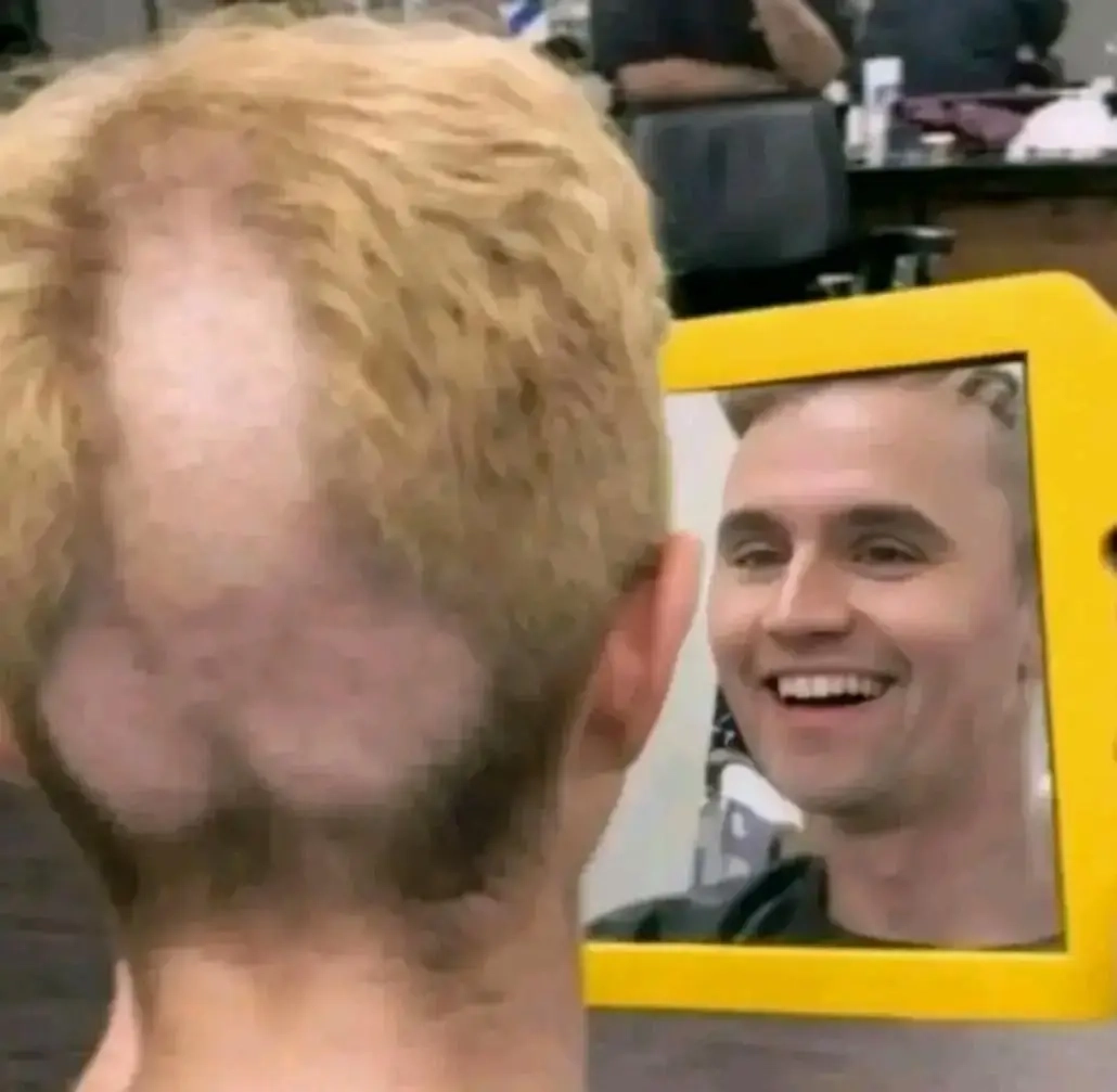Charlie Kirk sourit en découvrant sa coupe de cheveux ratée en forme de bite/paf/zizi/zgeg/pénis dans le miroir