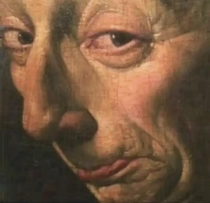 Un homme classique regarde de côté avec un sourire narquois ou un air goguenard