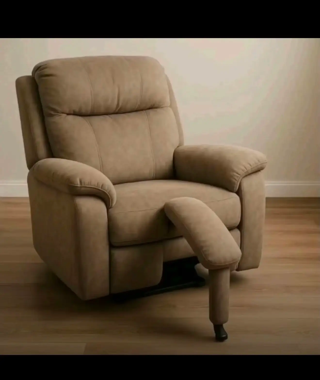 Un fauteuil inclinable avec un repose jambe en forme de bite/zizi/paf/zgeg/pénis
