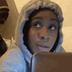Une jeune fille regard a côté puis fait un sourire en coin