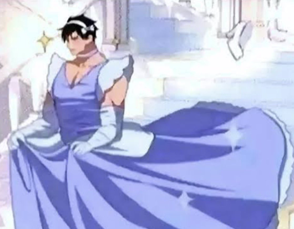 Un homme tres musclé porte une robe (princesse) de Cendrillon et s'enfuit dans un escalier