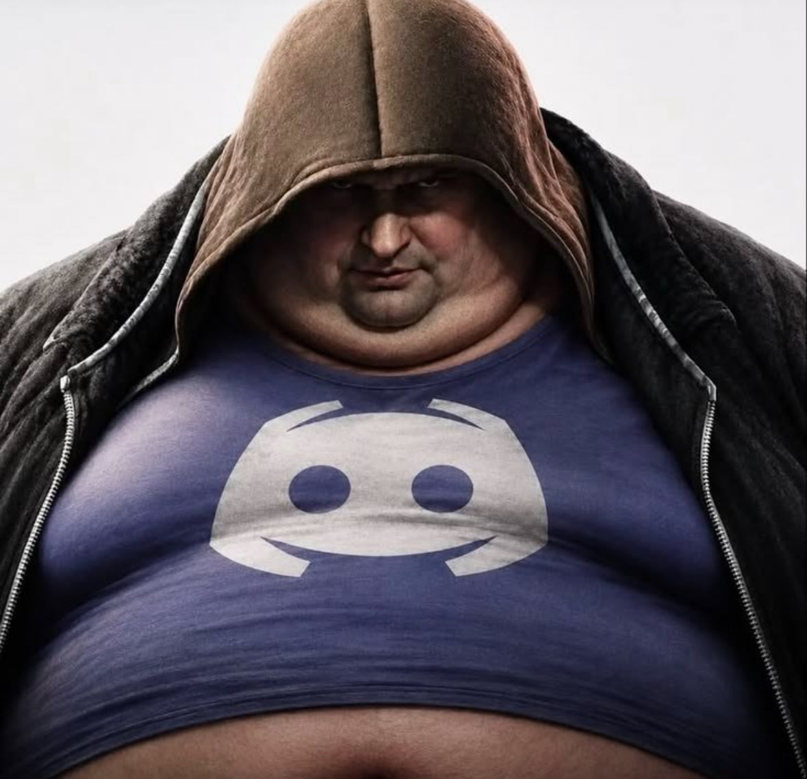 Modérateur obèse en capuche porte un t-shirt Discord