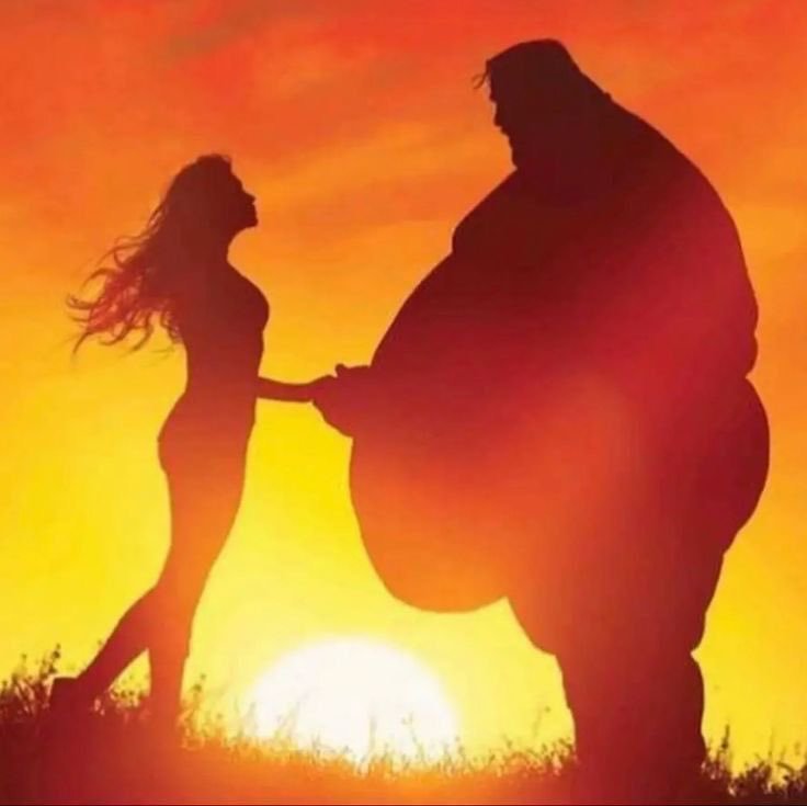 Silhouette d'un homme très obèse tenant la main d'une femme mince au coucher du soleil