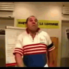 Un homme en maillot de rugby hurle dans un vestiaire