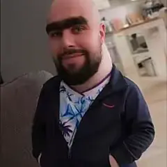 Montage de Valouzz homme chauve au monosourcil et cou déformé