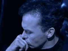 Michael Keaton pensif dans Batman