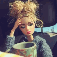 Barbie épuisée avec son café