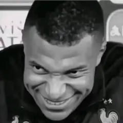 Kylian Mbappé fait un sourire machiavélique