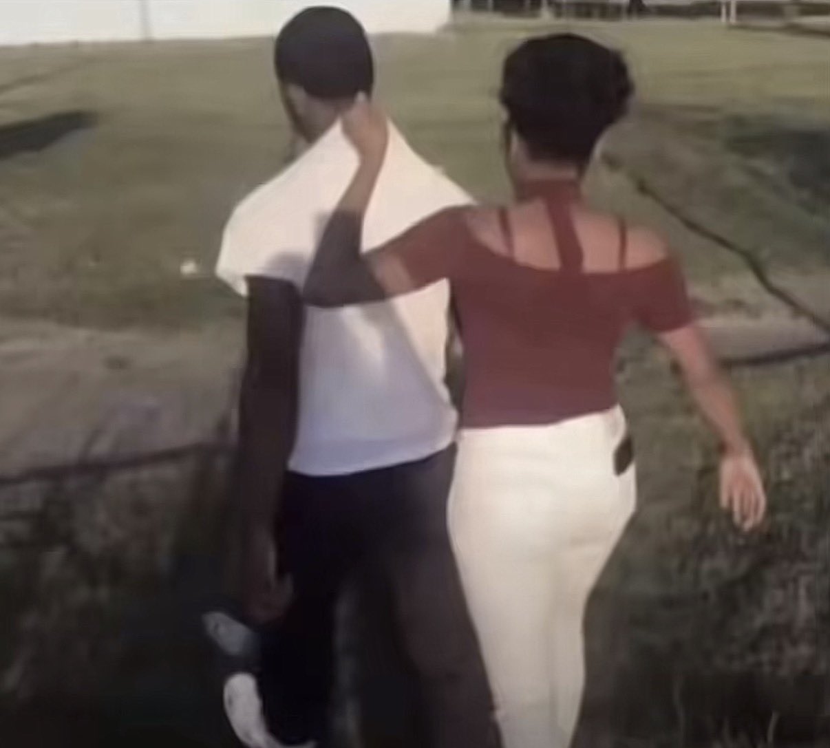 Femme attrapant un homme par le col