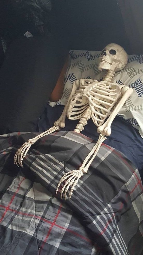 Squelette allongé dans un lit
