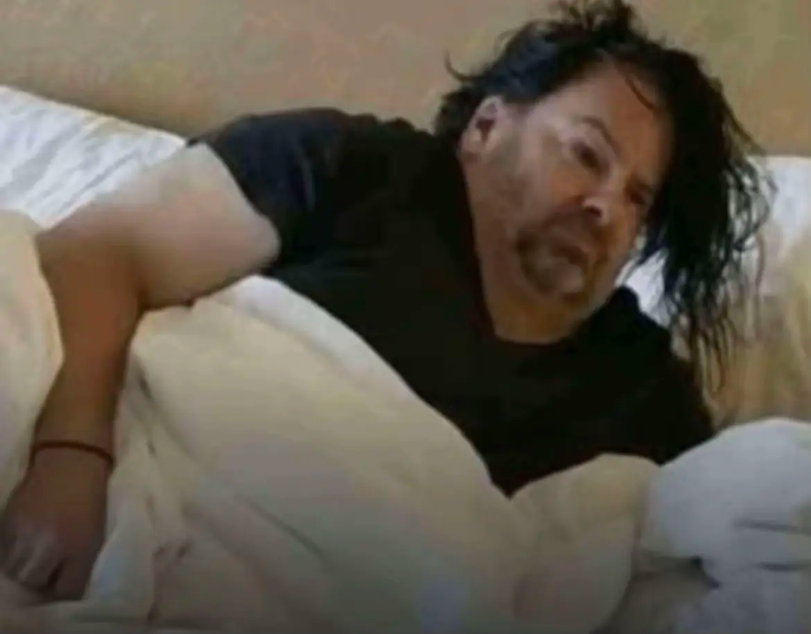 Big Ed allongé dans son lit au réveil
