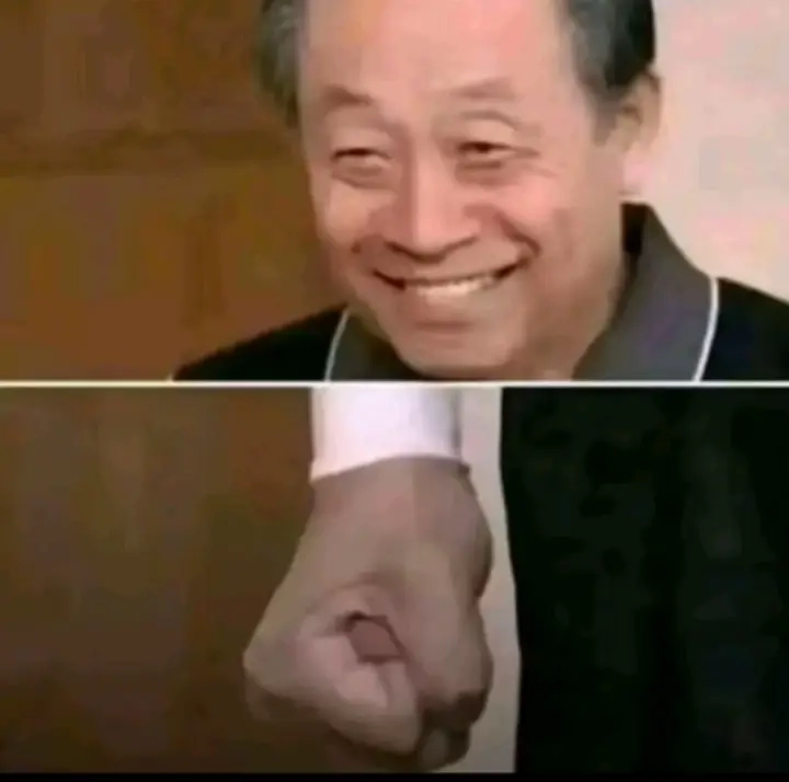 Ma Baoguo sourit avec le poing serré