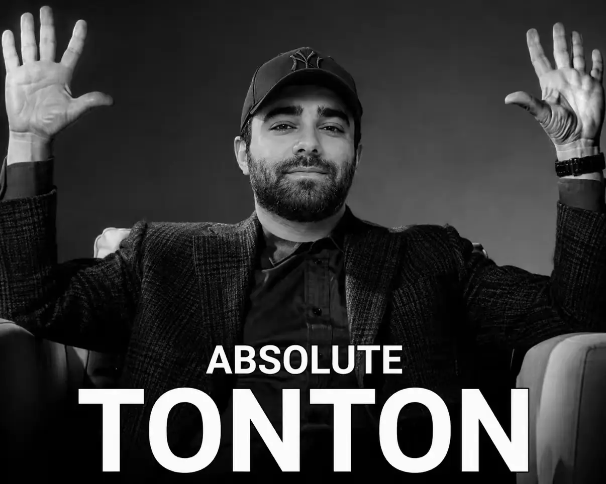 Akram Junior lève les mains façon Absolute Cinema Tonton