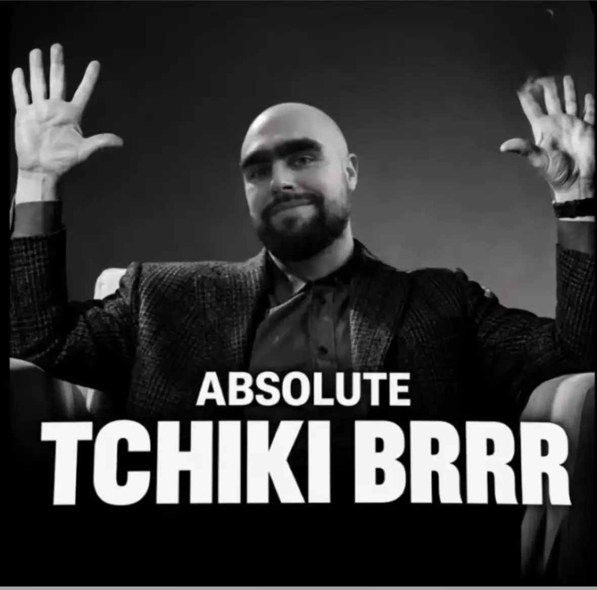 Valouzz levant les mains façon Absolute Cinema avec le texte Absolute Tchiki Brrr