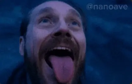 Willem Dafoe qui tire la langue en regardant le ciel