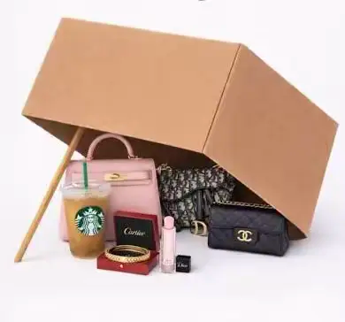 Piège en carton avec des articles et sacs de luxe