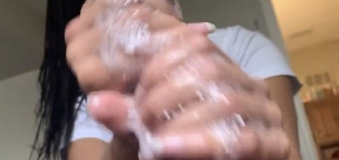 Femme qui fait une pipe bien baveuse